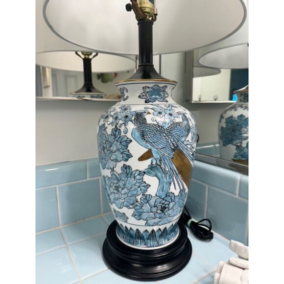 Elegant Blue & White Porcelain Table Lamp – Asian-Inspired Floral & Bird Design - Picture 2 of 2